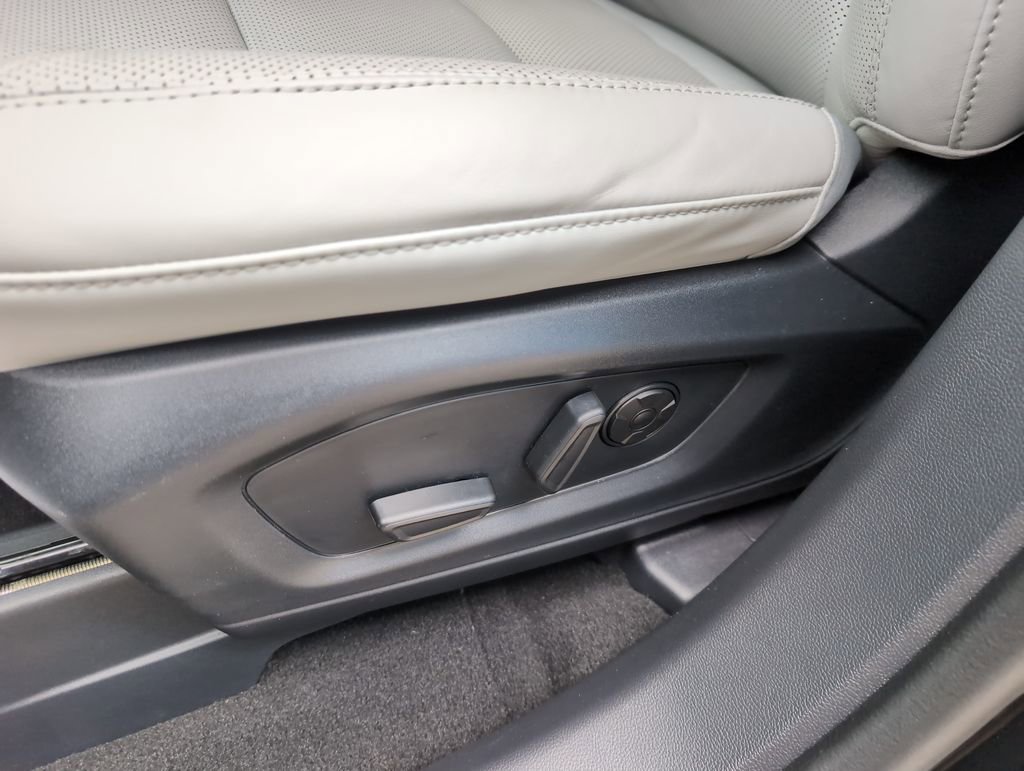 Used 2025 Ford Explorer Platinum w/ Ultimate Package image 17