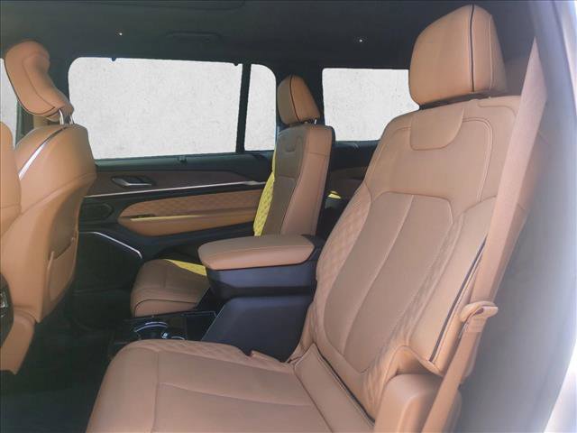 Used 2023 Jeep Grand Cherokee L Summit w/ Luxury Tech Group V image 21