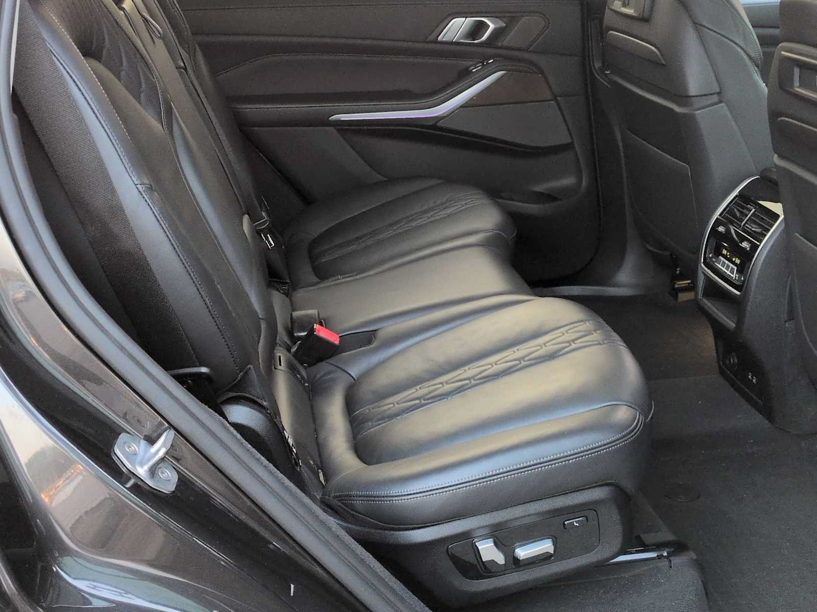 Used 2020 BMW X7 xDrive40i w/ Premium Package AWD/4WD image 22