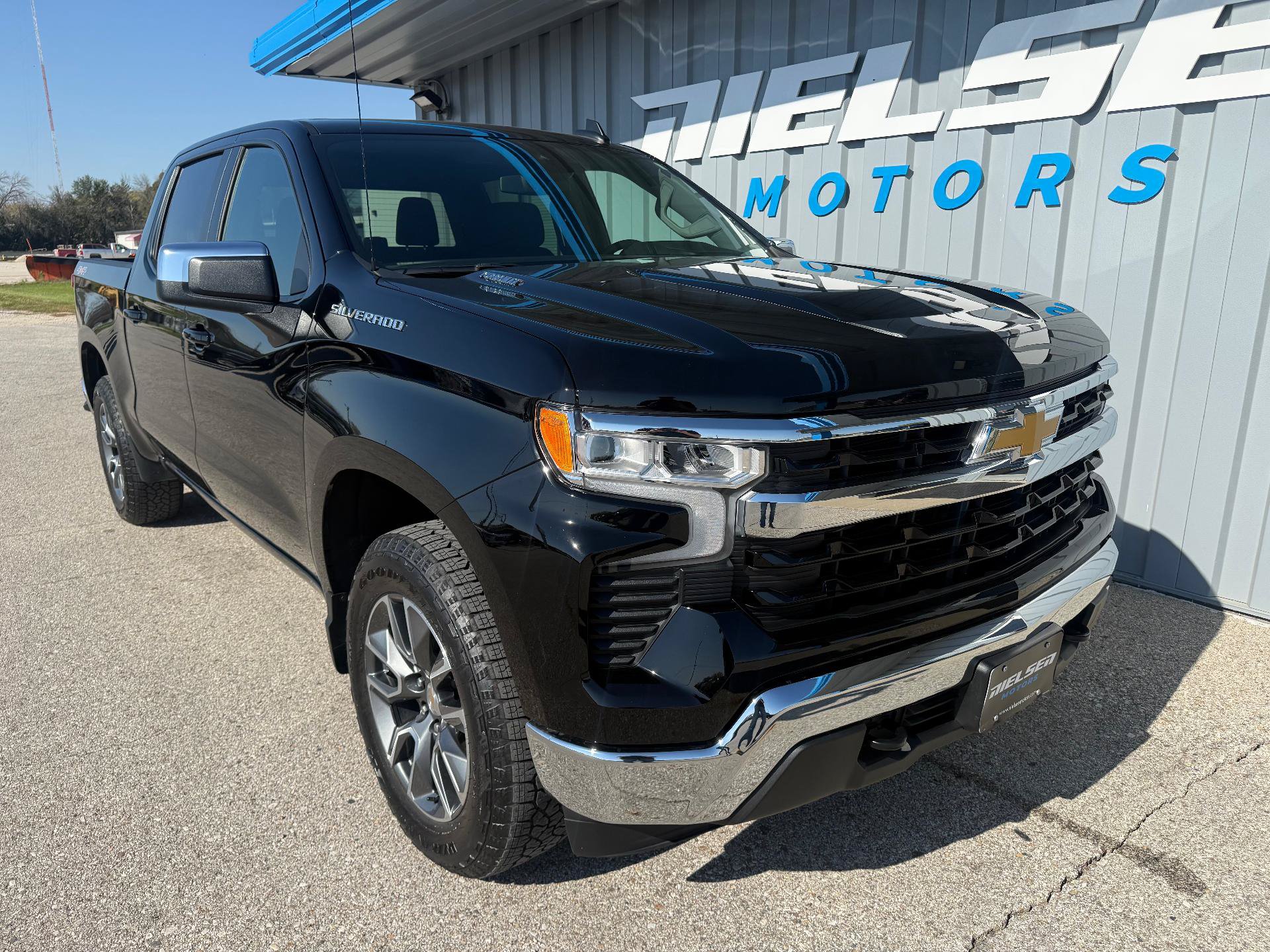 Used 2024 Chevrolet Silverado 1500 LT AWD/4WD image 4