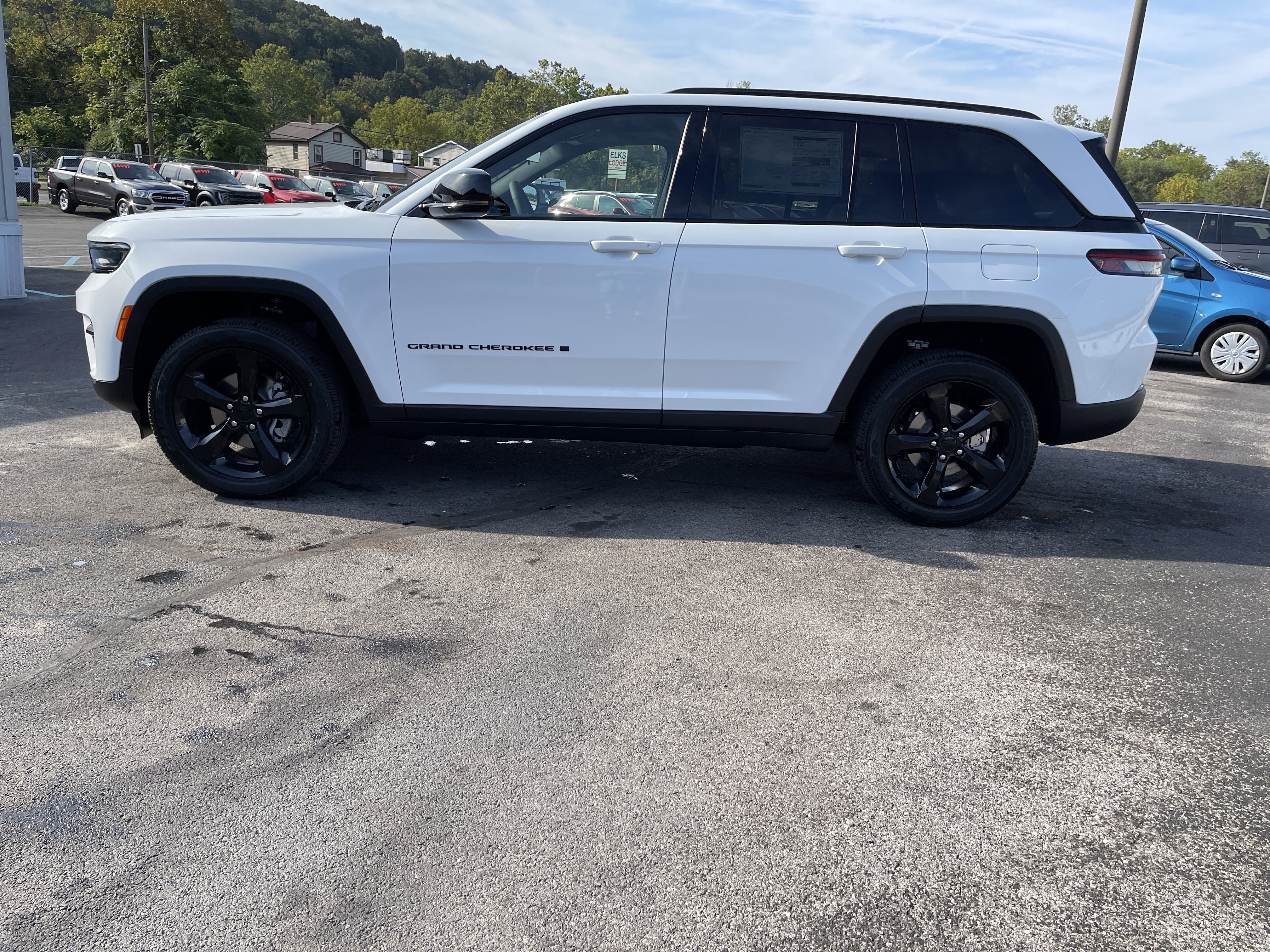 New 2025 Jeep Grand Cherokee Altitude image 3
