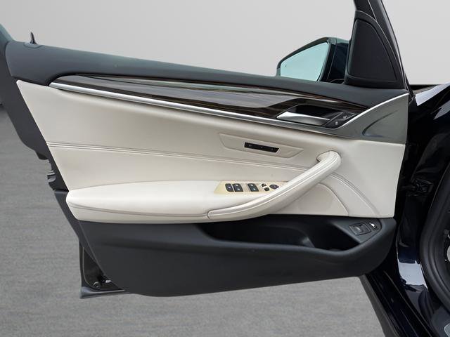 Used 2022 BMW 530e w/ M Sport Package image 8