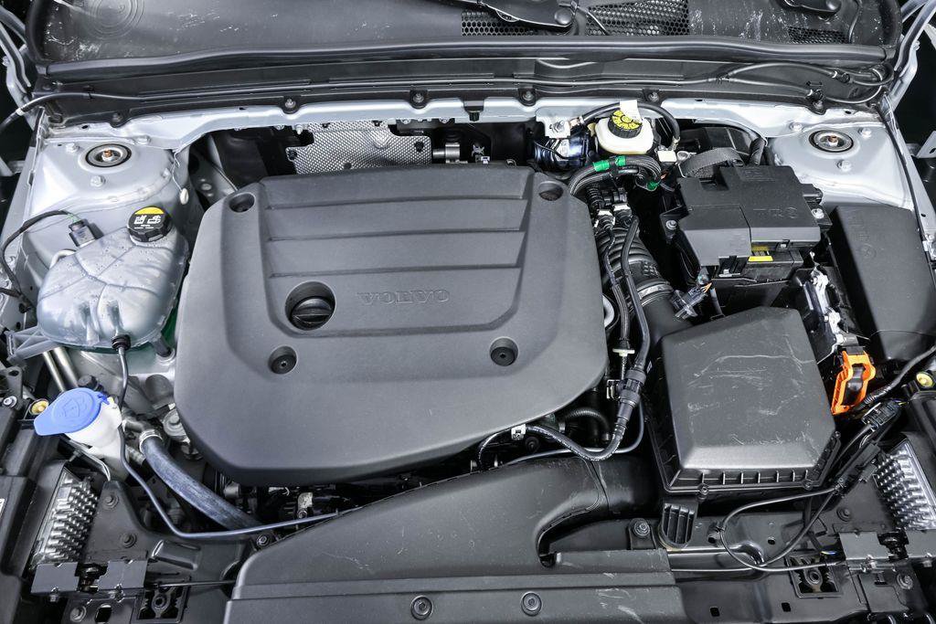 Certified 2026 Volvo XC40 B5 Plus AWD/4WD image 35