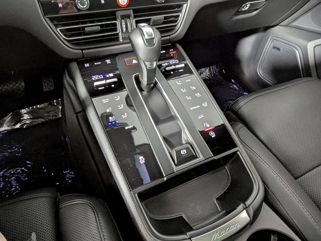 Used 2025 Porsche Macan AWD/4WD image 35