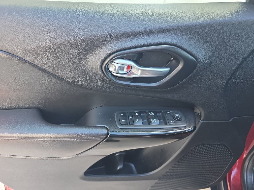 Used 2020 Jeep Cherokee Latitude Plus AWD/4WD image 15