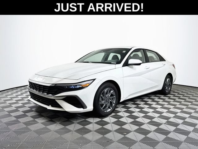 Certified 2024 Hyundai Elantra SEL FWD image 2