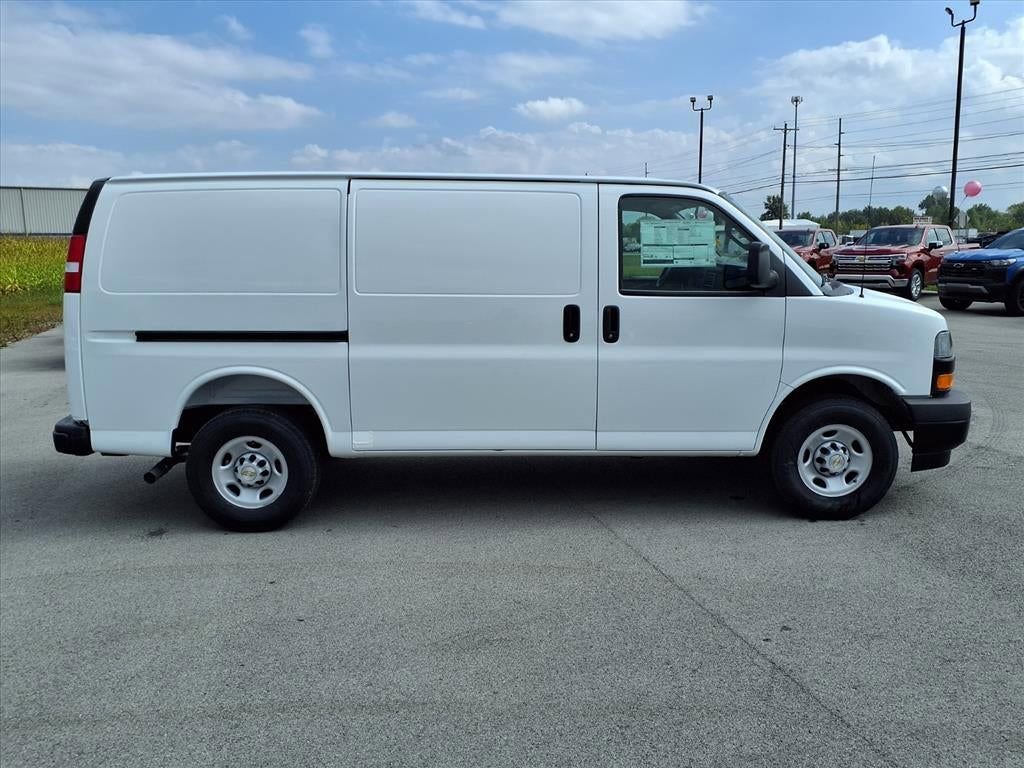 Used 2025 Chevrolet Express 3500 w/ Driver Convenience Package image 4