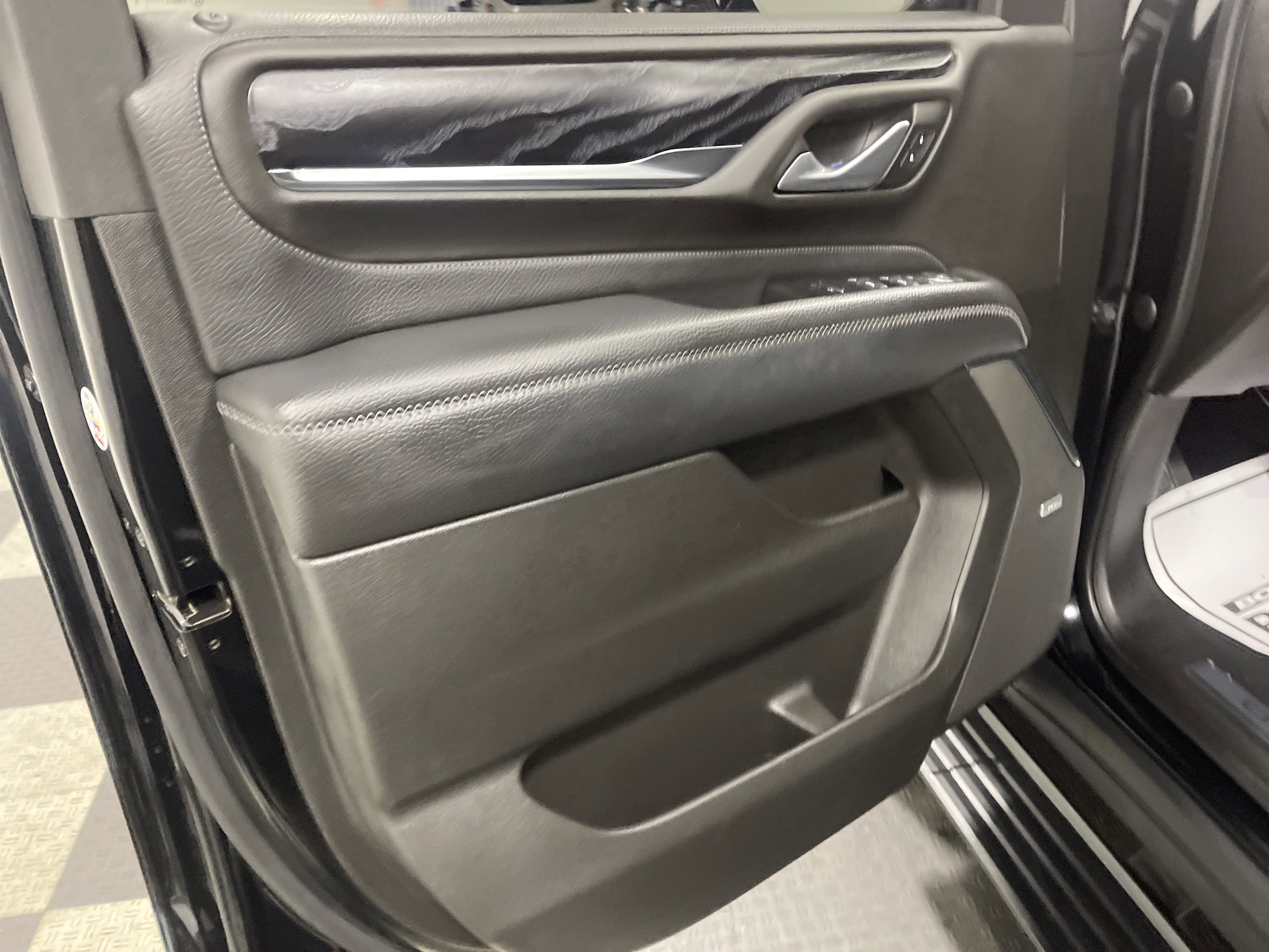 Used 2022 GMC Yukon Denali w/ Denali Premium Package AWD/4WD image 10
