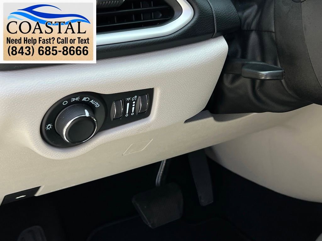 Used 2023 Chrysler Voyager LX FWD image 9