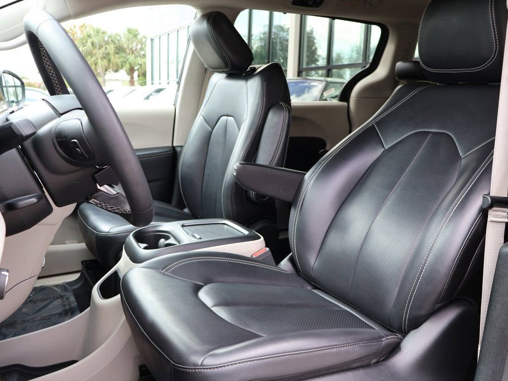 Used 2023 Chrysler Pacifica Touring-L FWD image 30
