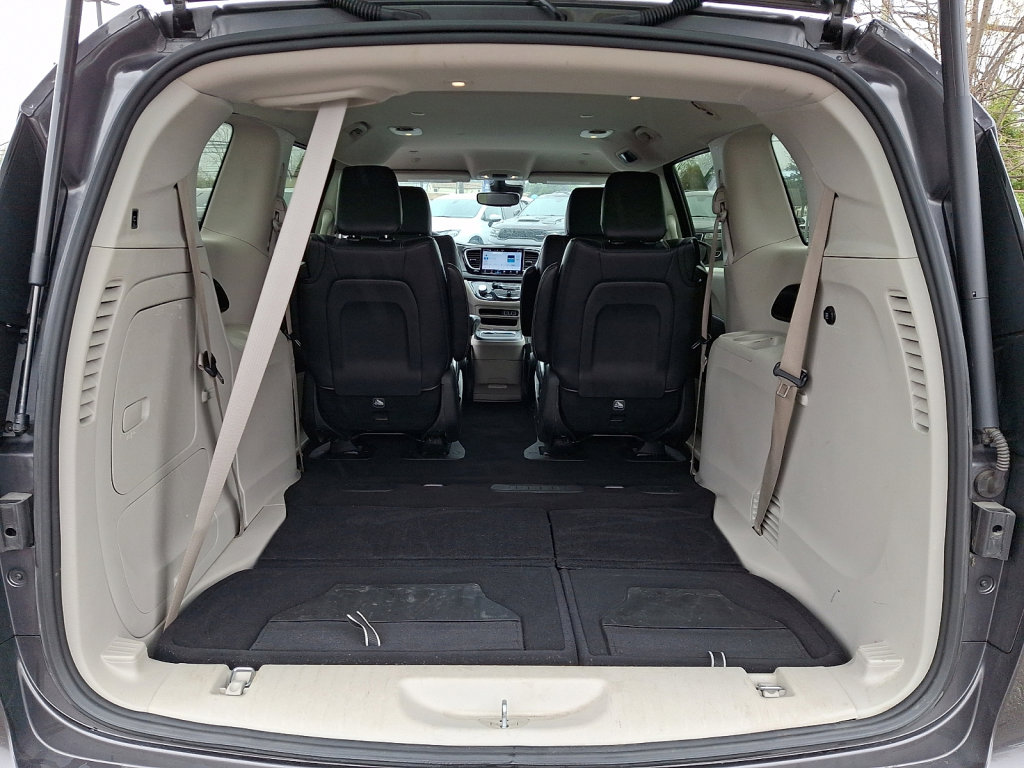 Used 2023 Chrysler Pacifica Touring-L image 18