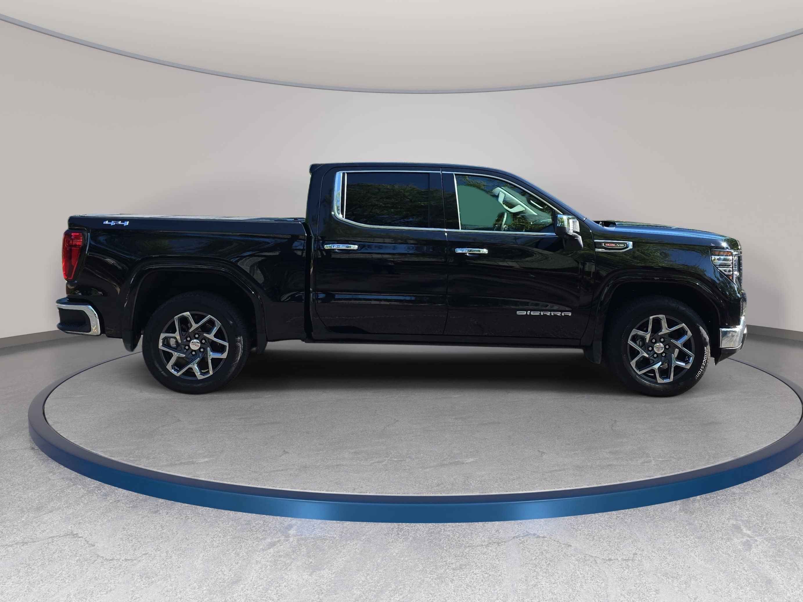 Used 2024 GMC Sierra 1500 SLT w/ SLT Premium Plus Package AWD/4WD image 4