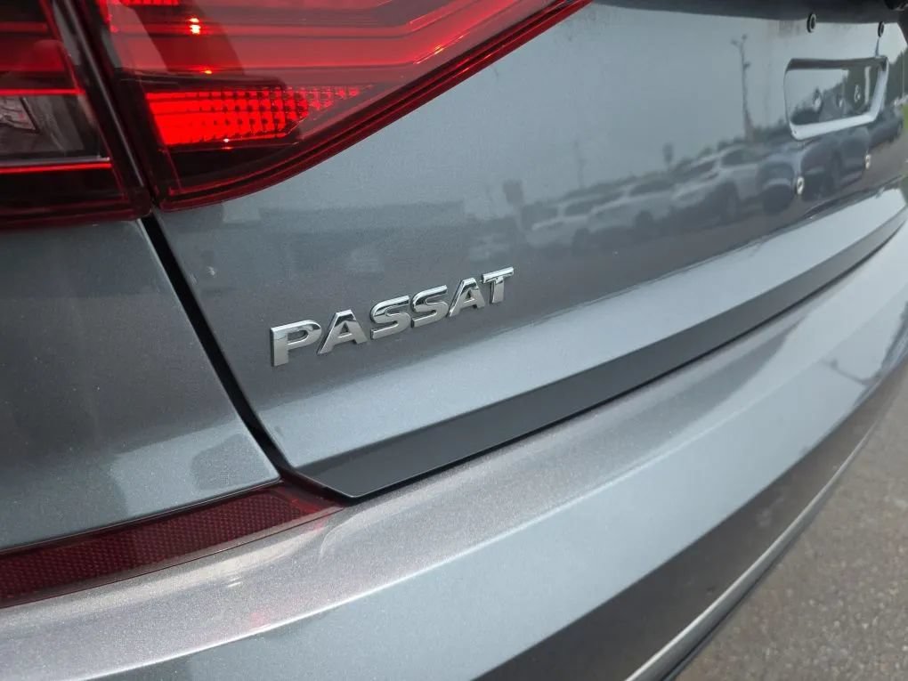 Used 2017 Volkswagen Passat 1.8T R-Line FWD image 11