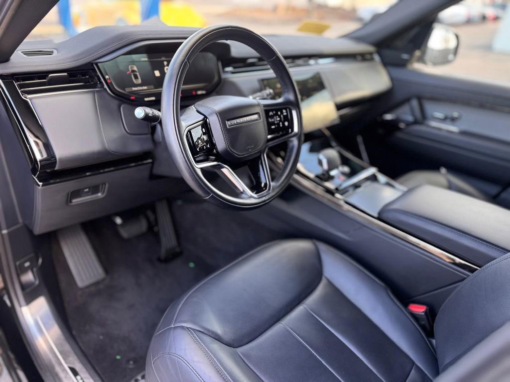 Used 2025 Land Rover Range Rover Sport SE image 11
