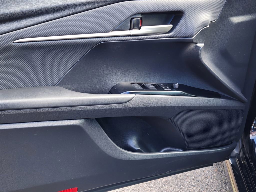 Used 2025 Toyota Camry SE image 8