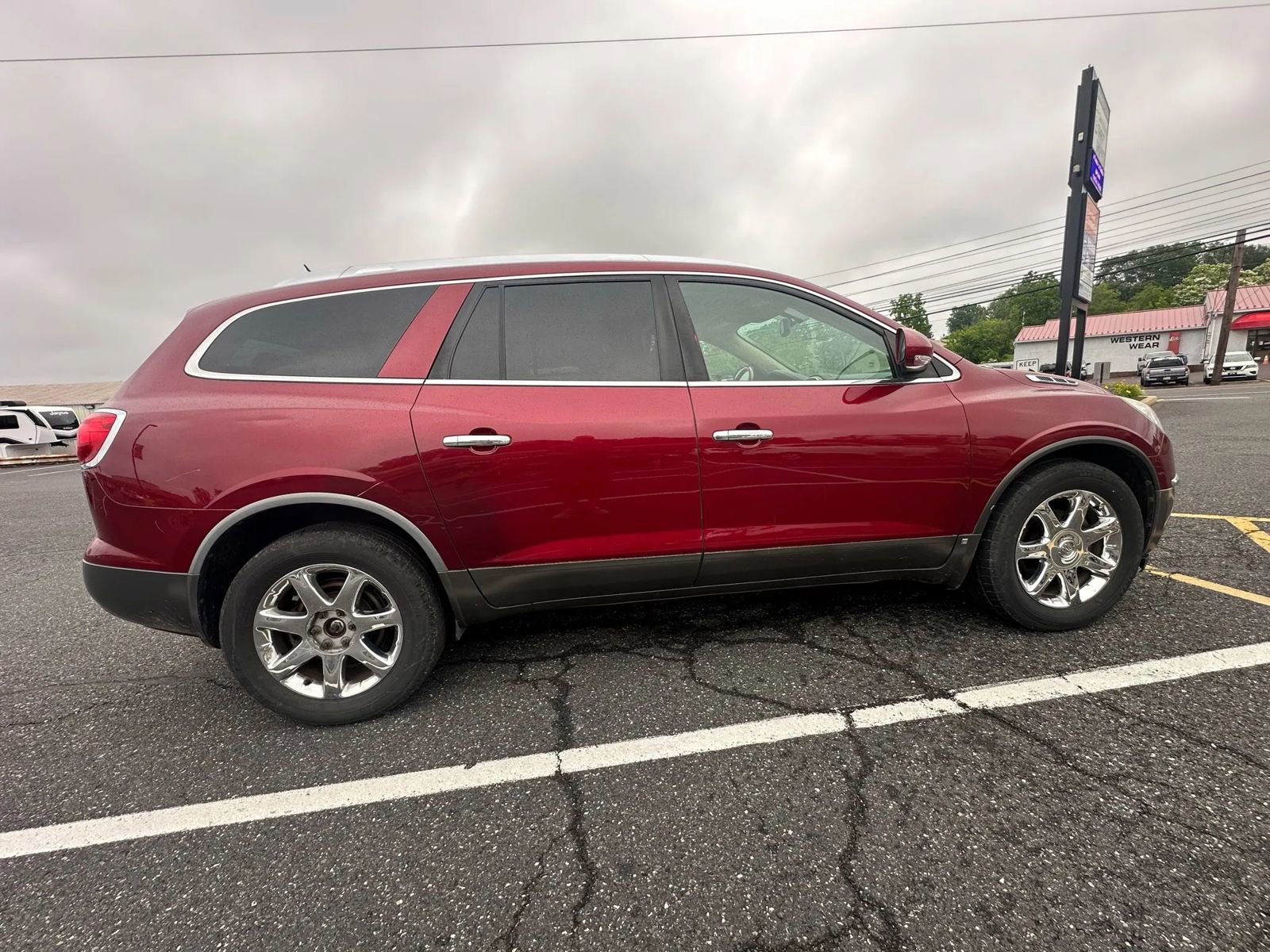 Used 2009 Buick Enclave CXL w/ Entertainment Package #2 image 4