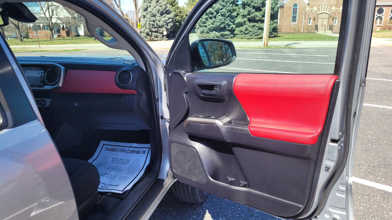 Used 2020 Toyota Tacoma SR5 AWD/4WD image 17