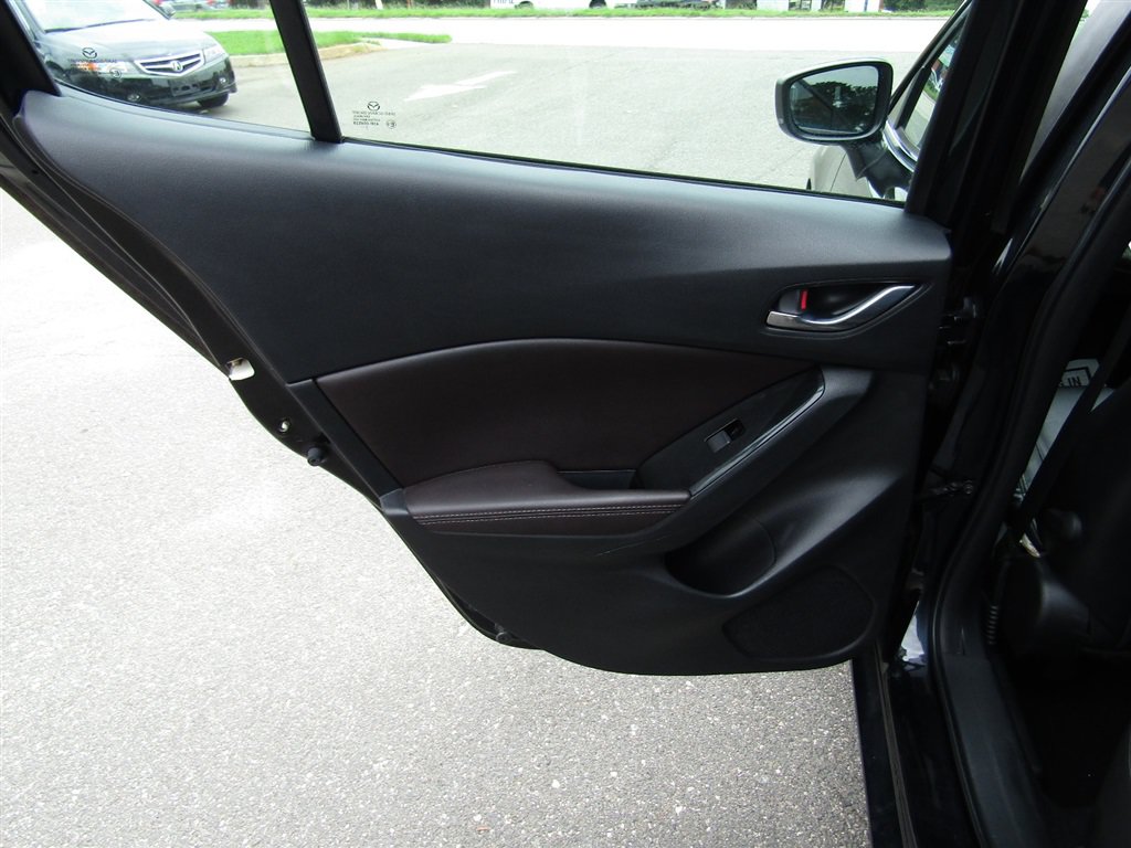 Used 2018 MAZDA MAZDA3 Touring FWD image 17