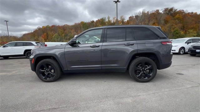 Used 2023 Jeep Grand Cherokee Altitude image 5