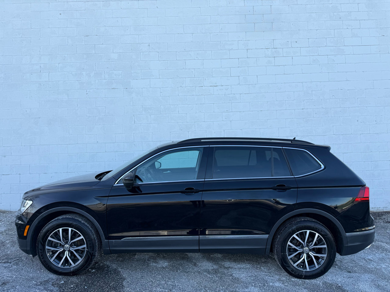 Used 2020 Volkswagen Tiguan SE w/ Panoramic Sunroof Package image 8