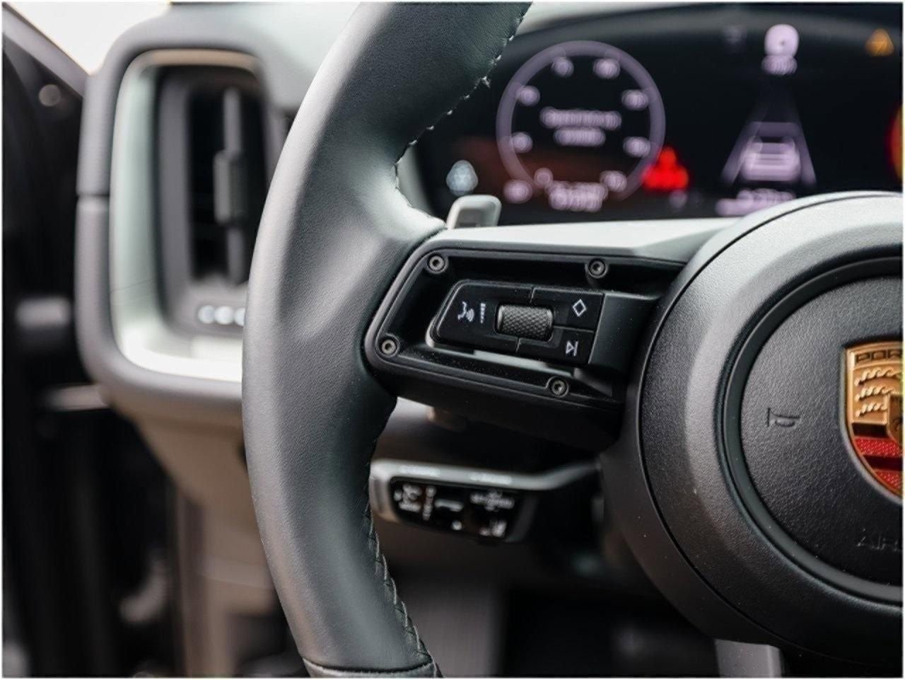 Certified 2025 Porsche Cayenne Coupe image 17