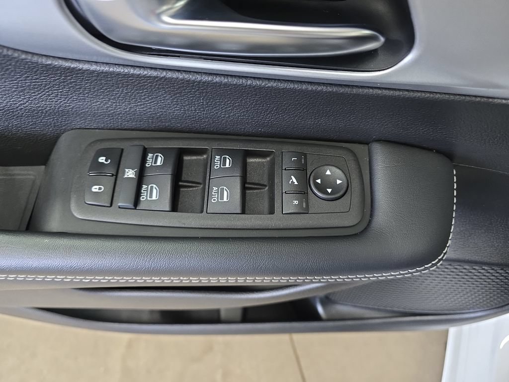 Certified 2025 Chrysler Pacifica Limited FWD image 30