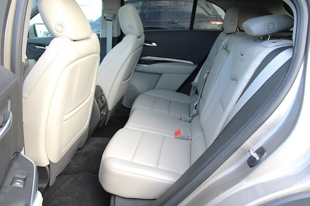 Used 2022 Cadillac XT4 Luxury w/ Cold Weather Package AWD/4WD image 8