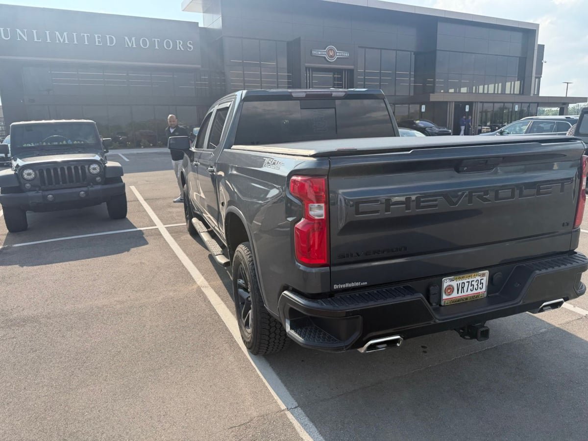 Used 2021 Chevrolet Silverado 1500 LT Trail Boss w/ Convenience Package II AWD/4WD image 2