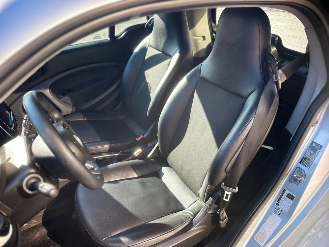 Used 2016 smart fortwo pure image 16