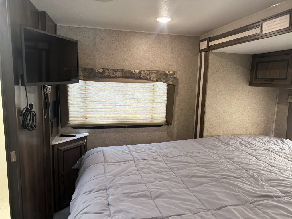 Used 2017 Ford E-450 and Econoline 450 Super Duty w/ Motorhome Prep Package RWD image 60