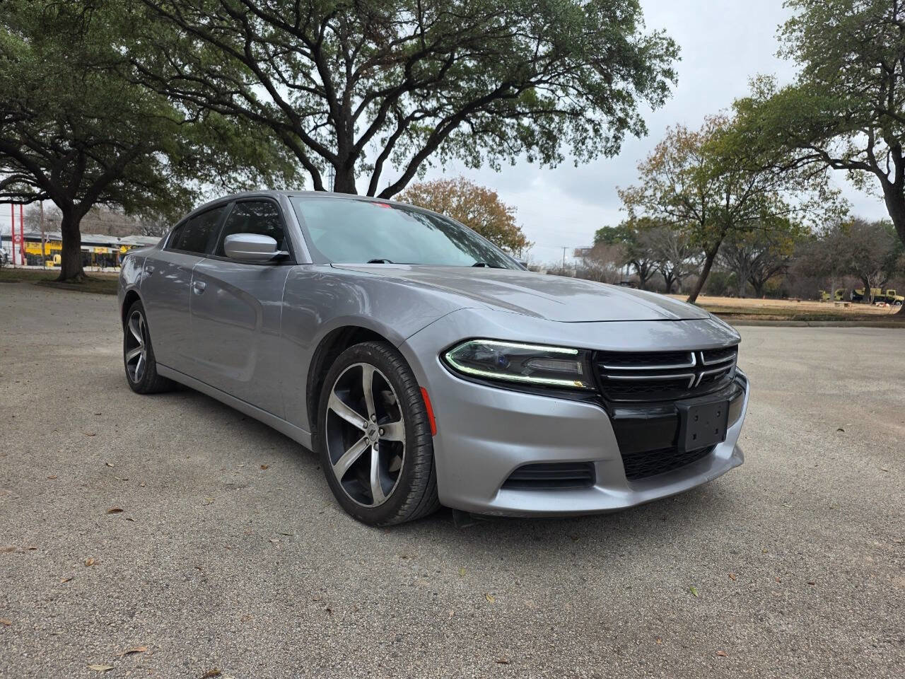 Used 2017 Dodge Charger SE RWD image 2