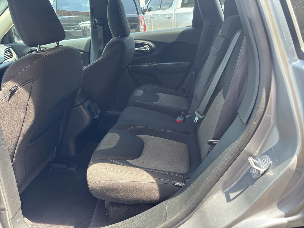 Used 2016 Jeep Cherokee Sport FWD image 12