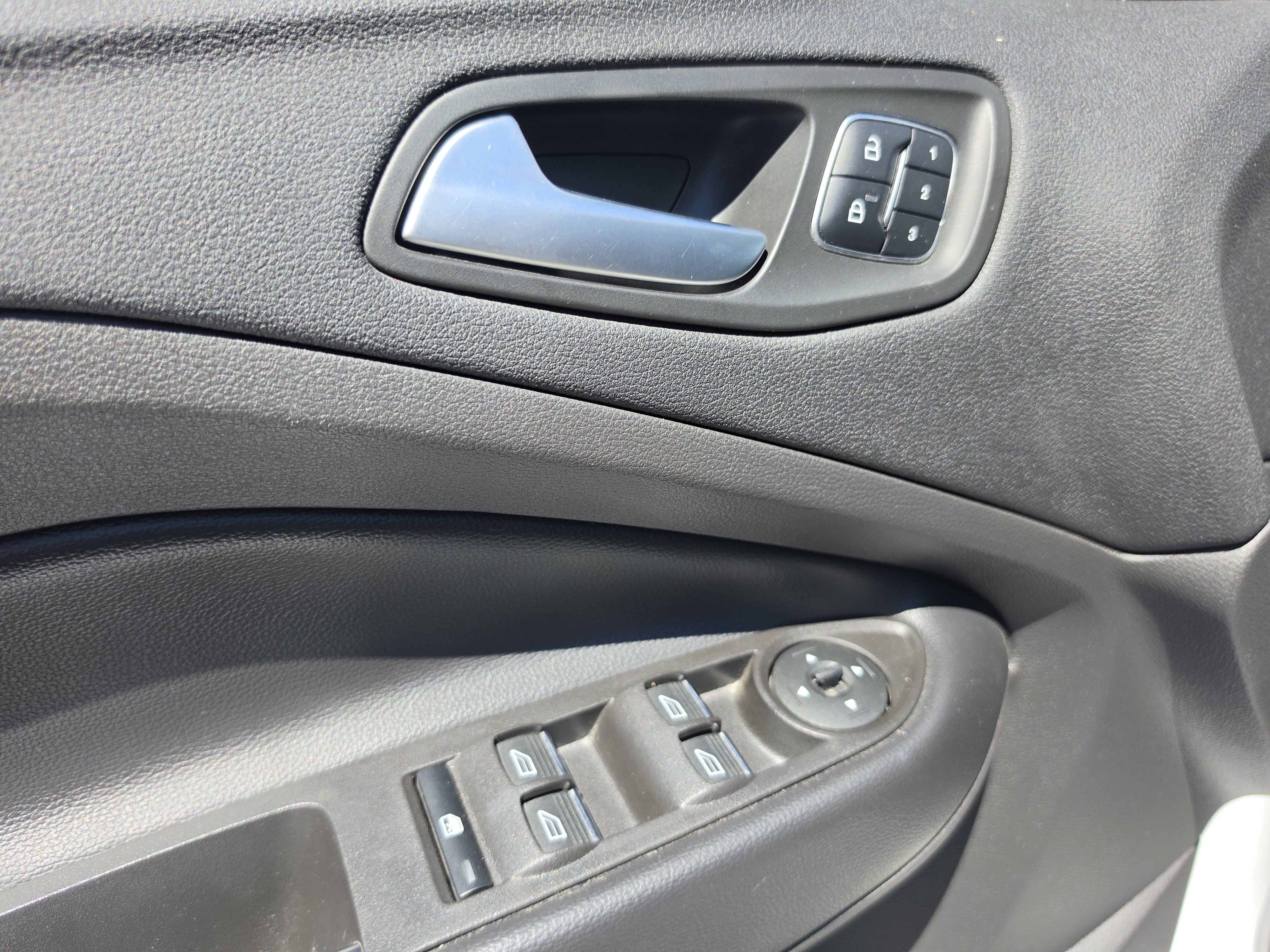 Used 2019 Ford Escape Titanium AWD/4WD image 17