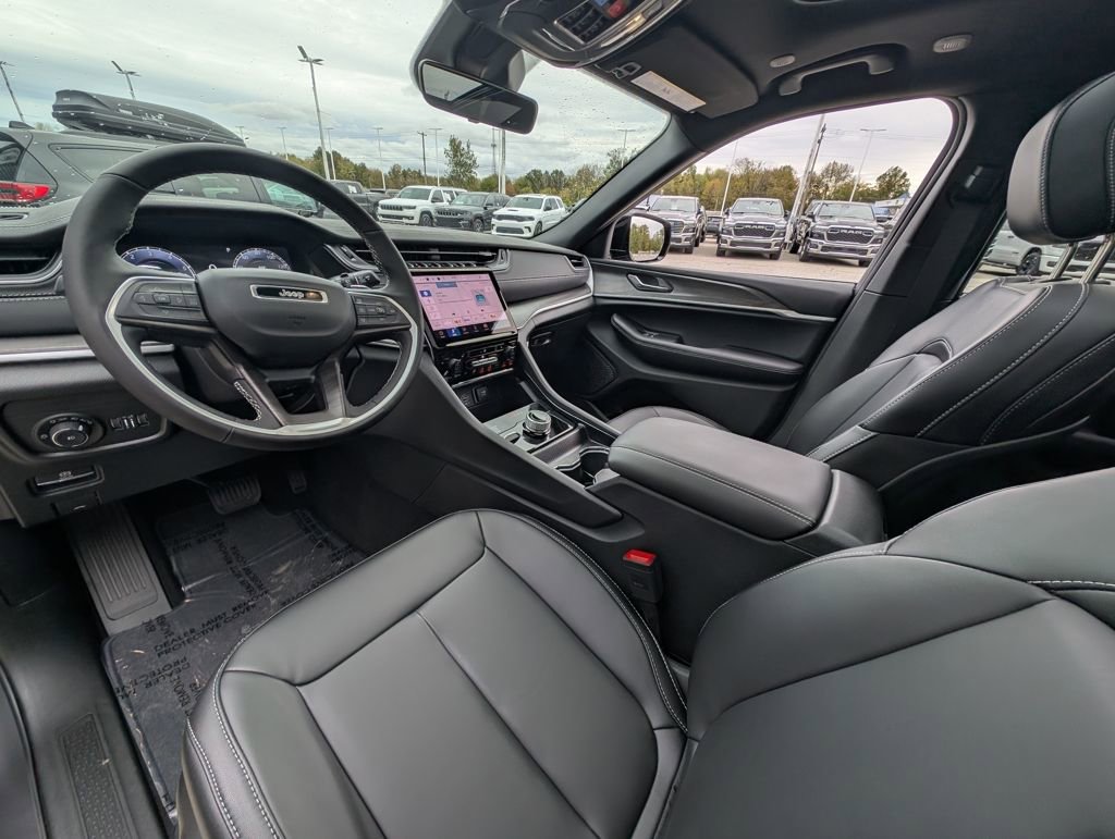 New 2025 Jeep Grand Cherokee Limited w/ Black Appearance Package image 2