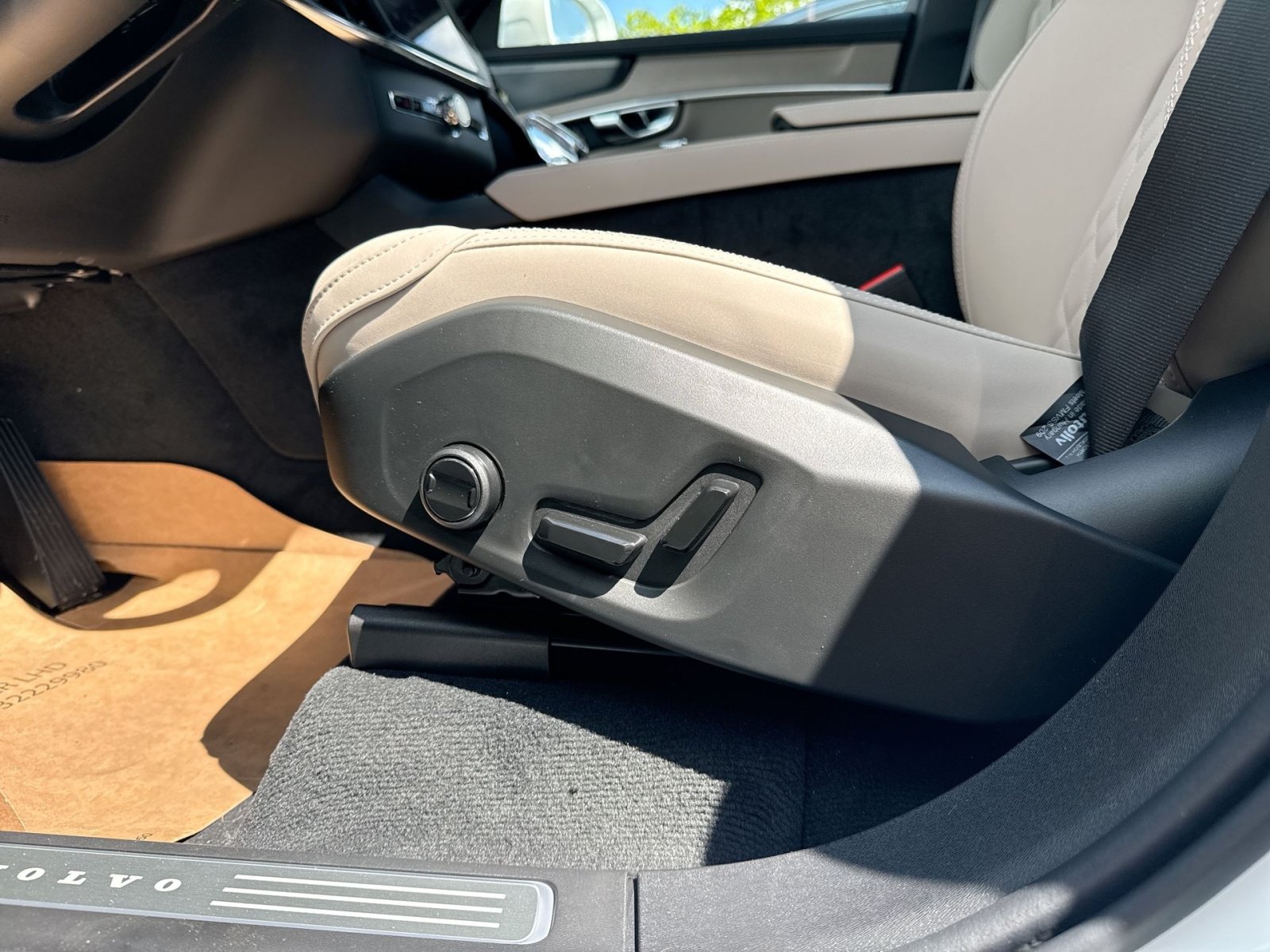 New 2026 Volvo XC90 B6 Plus w/ Protection Package Premier AWD/4WD image 14