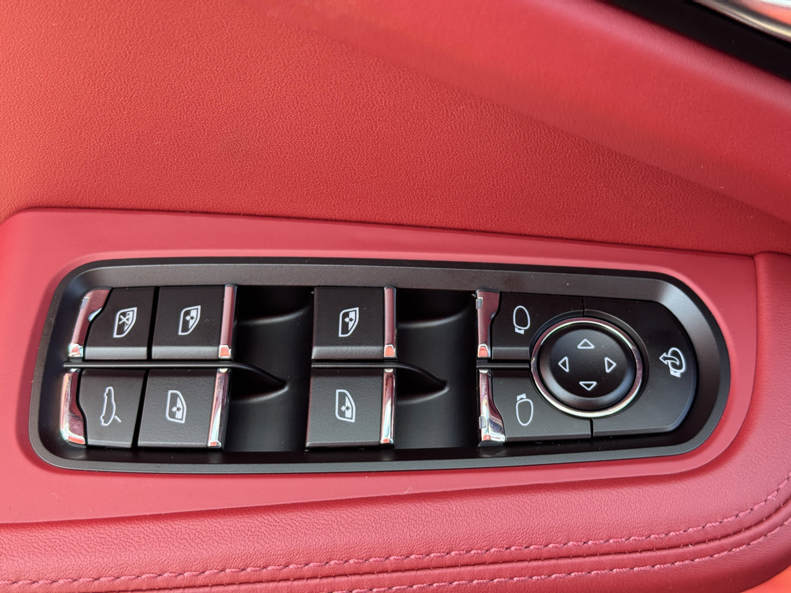 New 2025 Porsche Macan AWD/4WD image 23