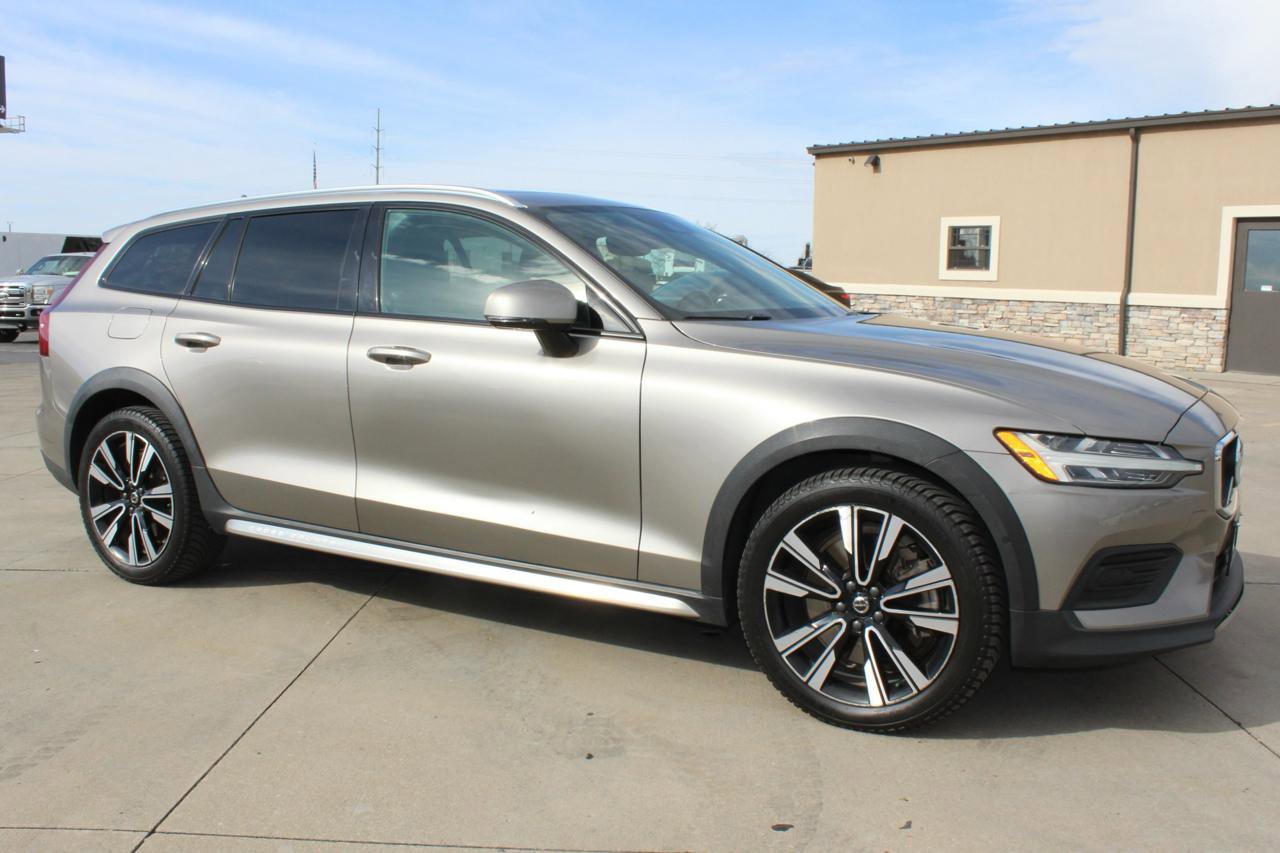 Used 2020 Volvo V60 T5 Cross Country image 32