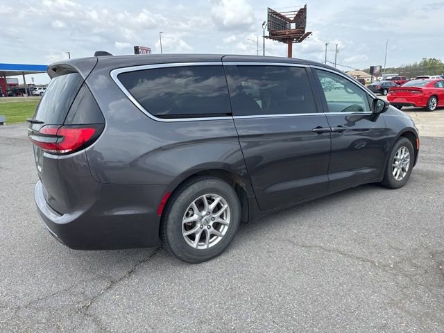 Used 2023 Chrysler Pacifica Touring-L FWD image 6