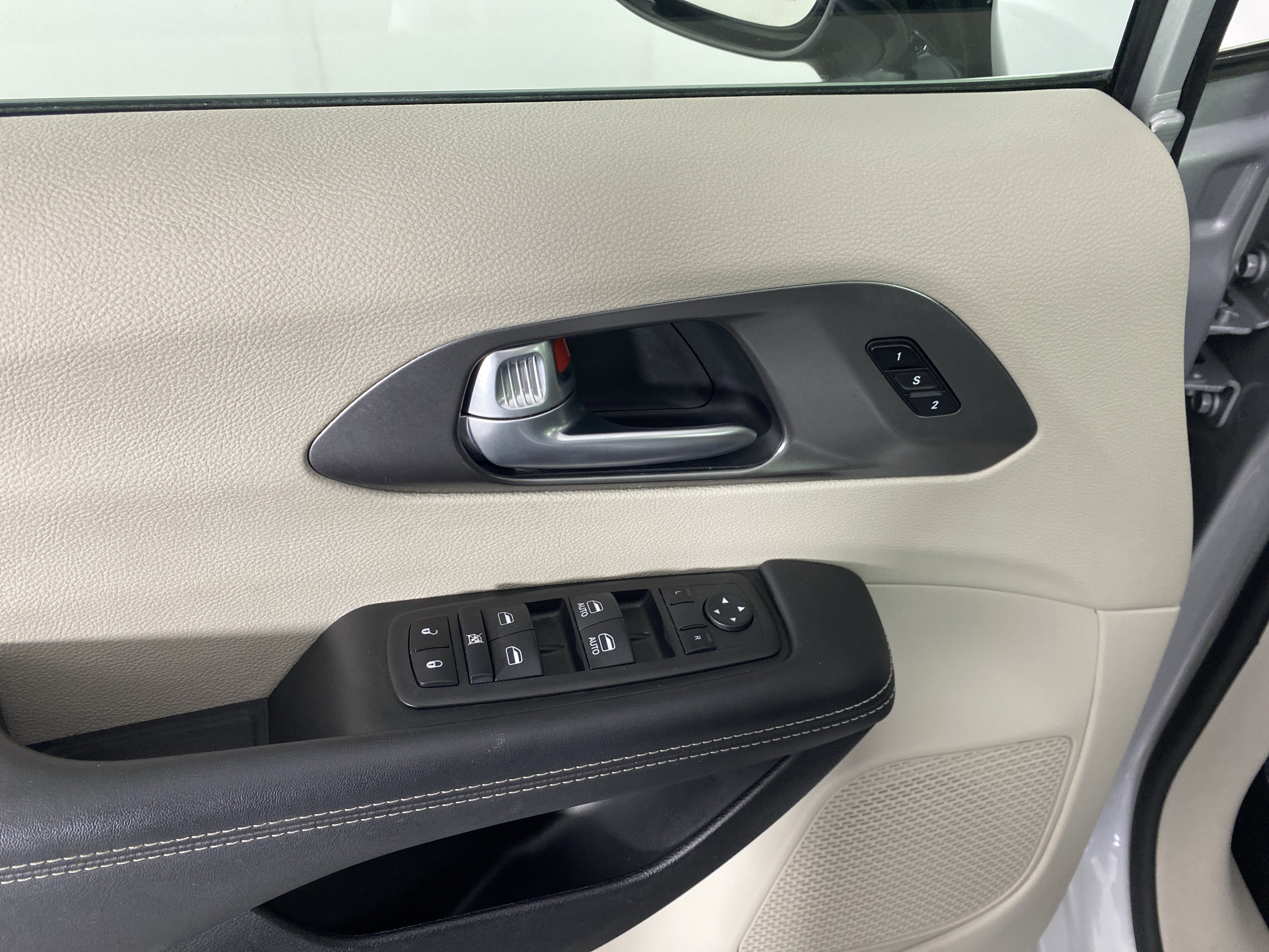 Used 2024 Chrysler Pacifica Touring-L image 14