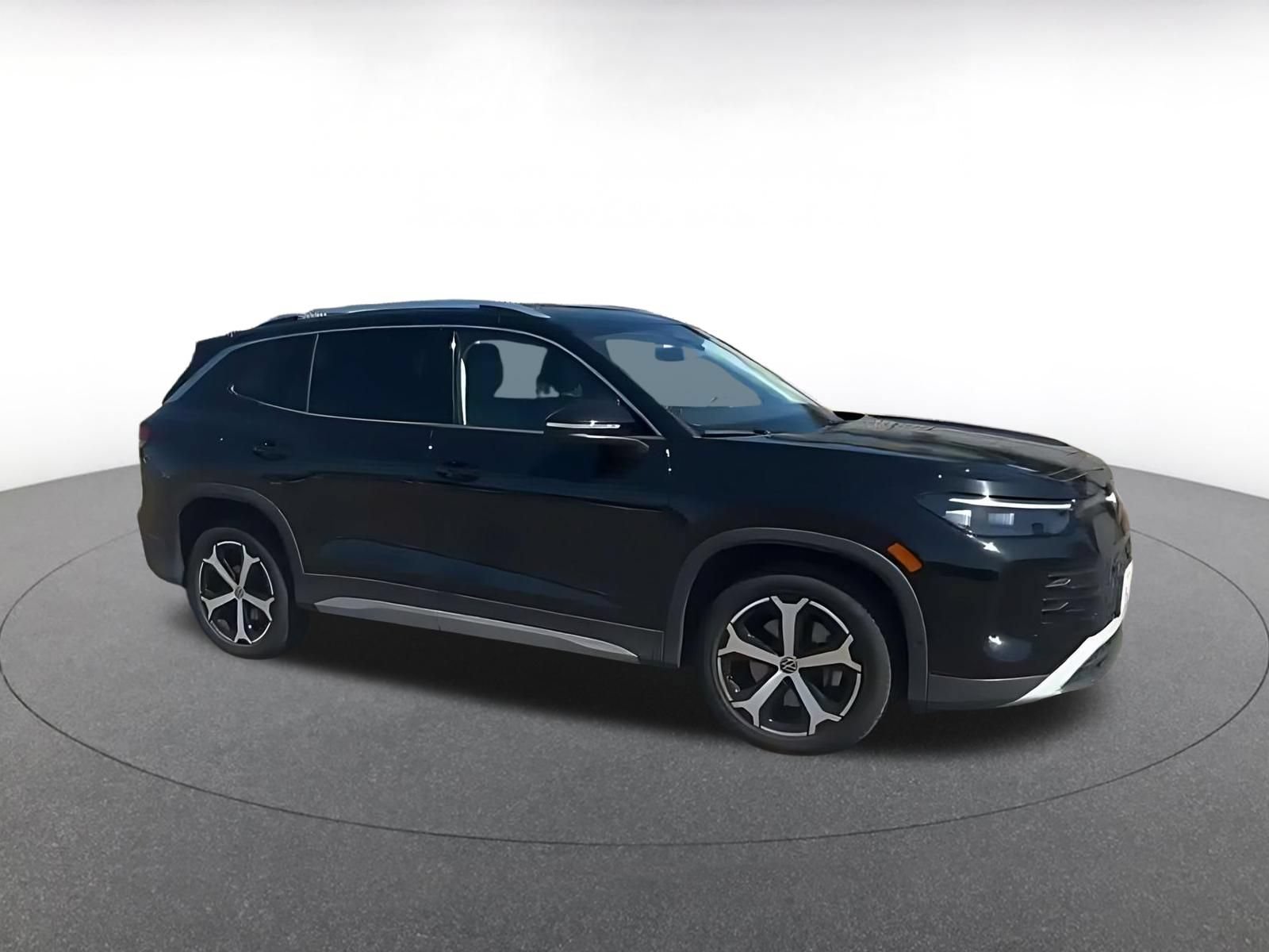 Used 2026 Volkswagen Tiguan SE AWD/4WD image 2