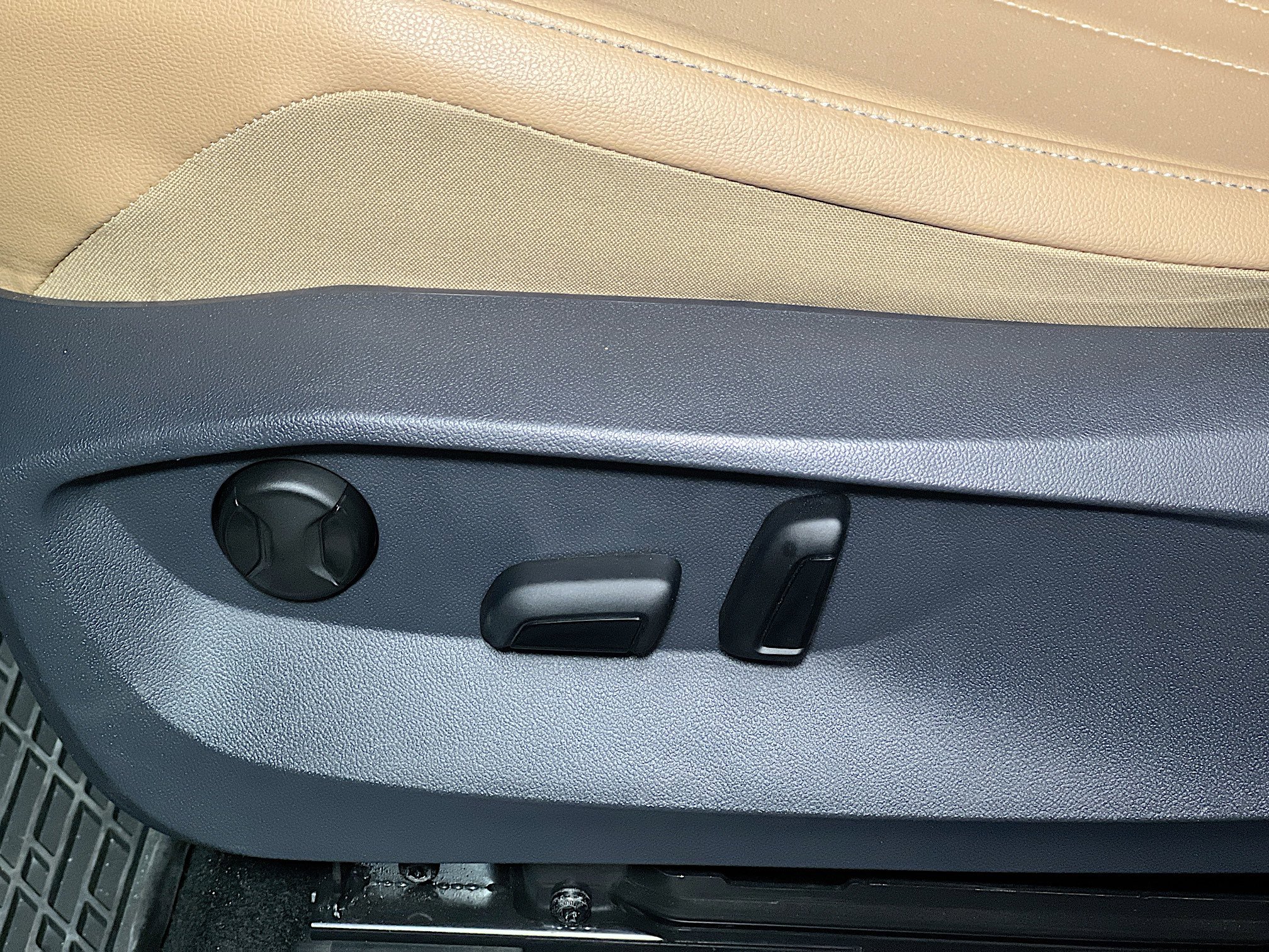 Used 2023 Volkswagen Tiguan SE AWD/4WD image 15