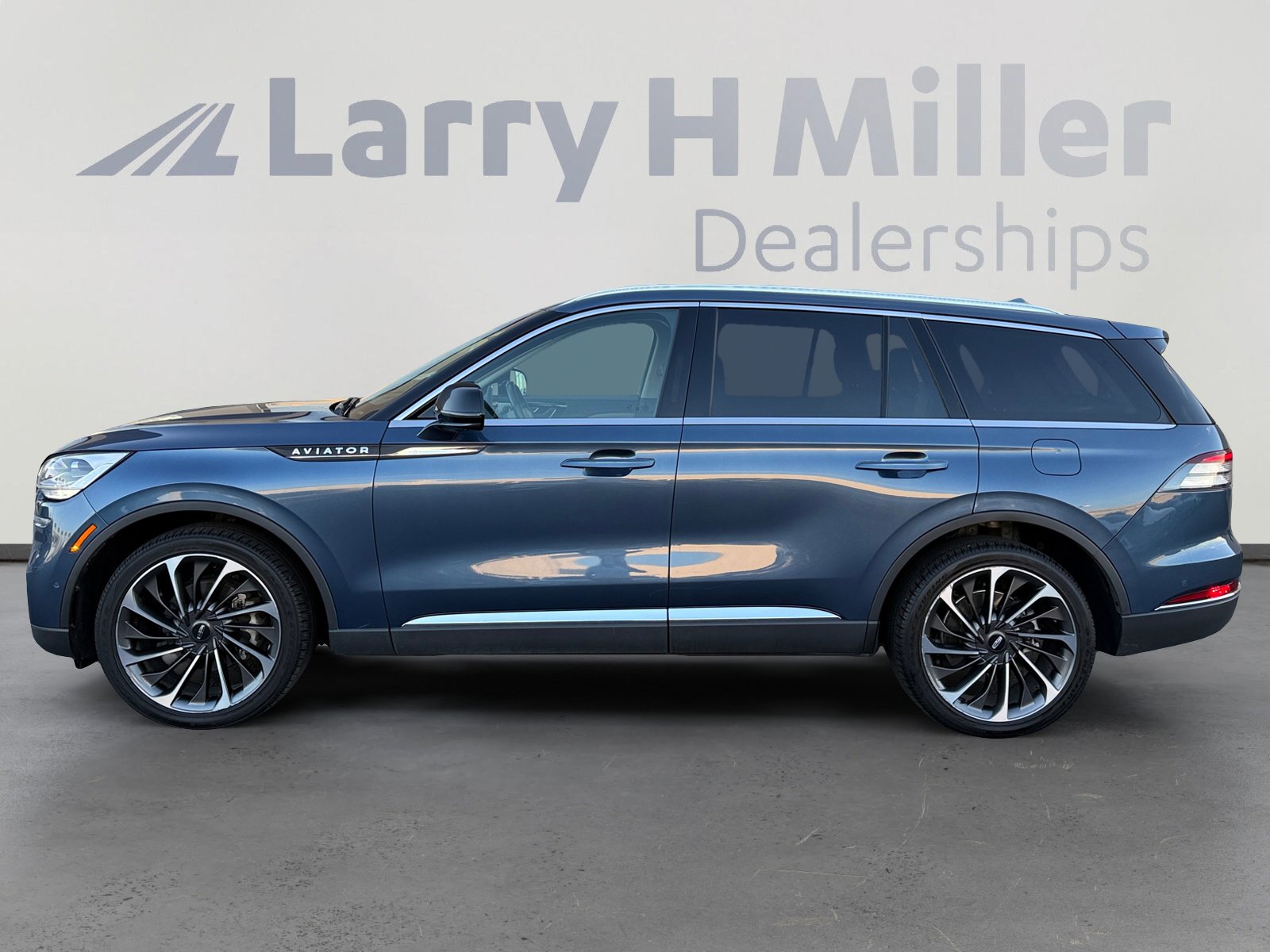 Used 2020 Lincoln Aviator Reserve w/ Equipment Group 202A image 2