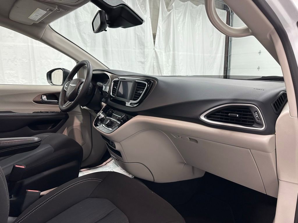 Used 2023 Chrysler Voyager LX image 64