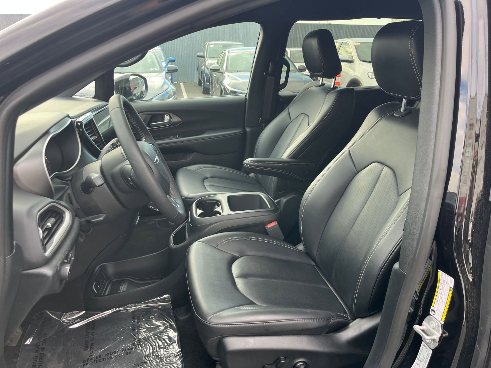 Used 2025 Chrysler Pacifica Select image 39