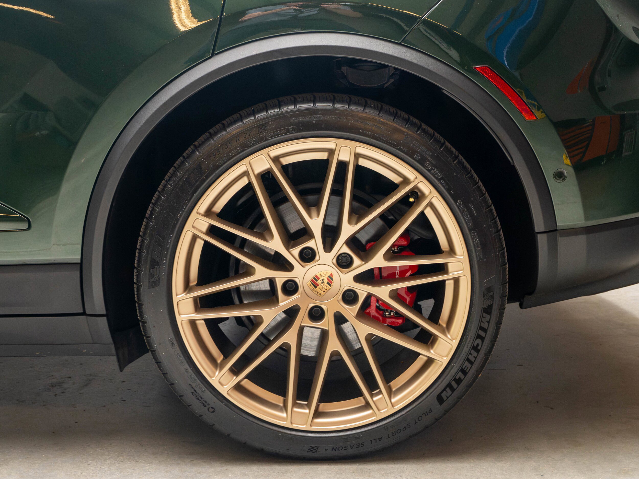Certified 2025 Porsche Macan 4S Electric AWD/4WD image 16