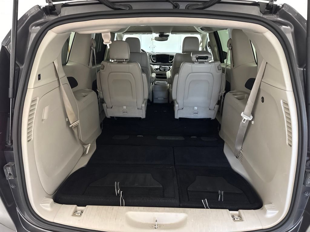 Used 2021 Chrysler Pacifica Touring-L FWD image 7