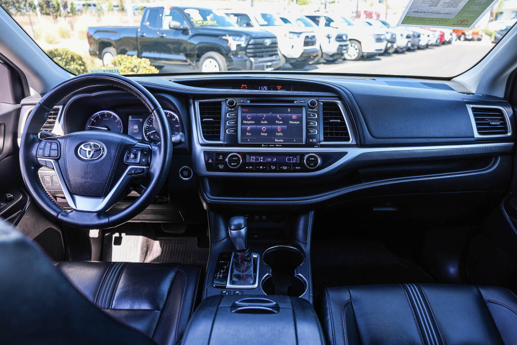 Used 2019 Toyota Highlander SE FWD image 2