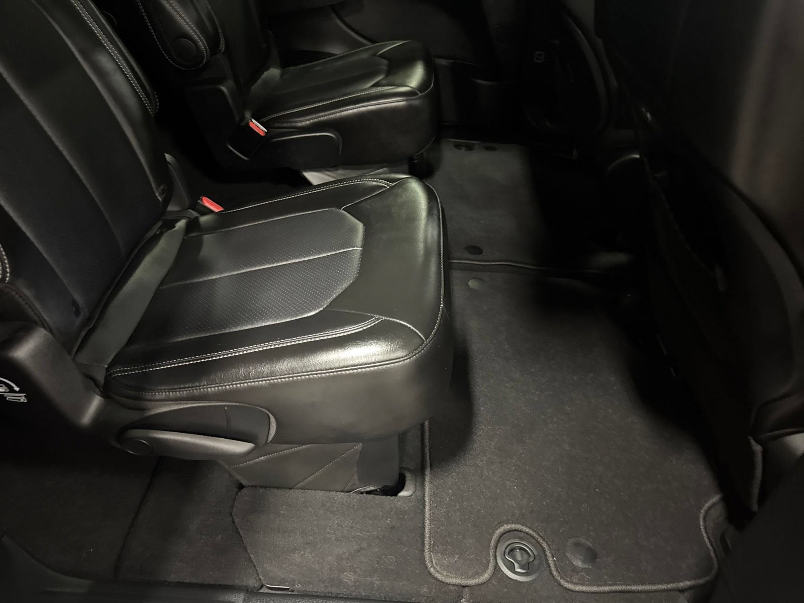 Used 2027 Chrysler Pacifica Select FWD image 9