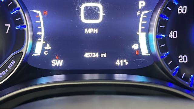Used 2024 Chrysler Pacifica Touring image 10
