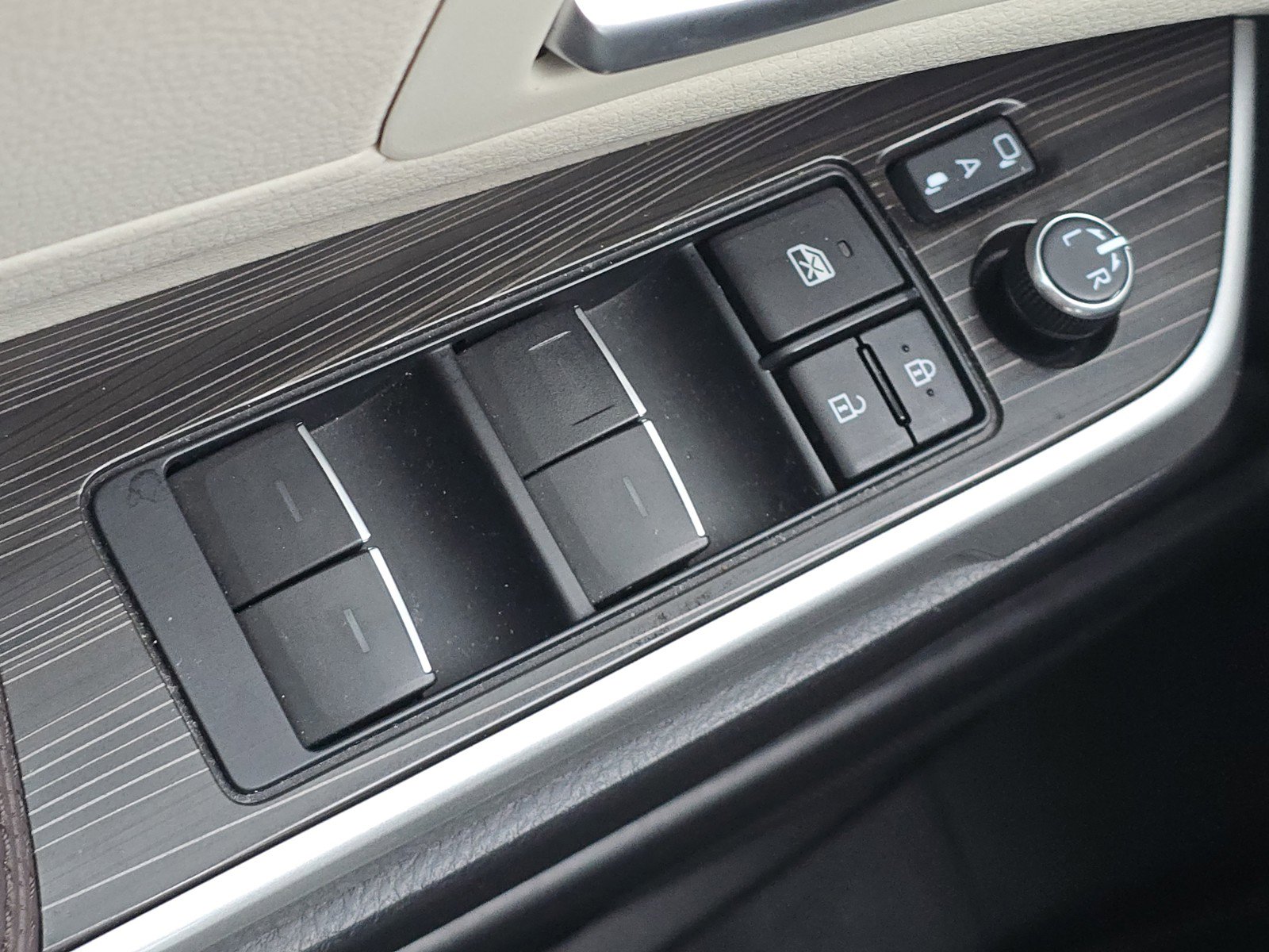 Used 2023 Toyota Sienna Platinum image 18